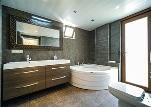 فيلا فاخرة - اطلالة بحر - مسبح خاص - في مركز الانيا 