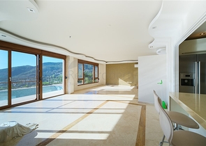 فيلا فاخرة - اطلالة بحر - مسبح خاص - في مركز الانيا 