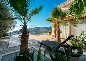 فيلا فاخرة - اطلالة بحر - مسبح خاص - في مركز الانيا 