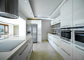 فيلا فاخرة - اطلالة بحر - مسبح خاص - في مركز الانيا 