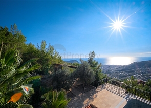 فيلا فاخرة - اطلالة بحر - مسبح خاص - في مركز الانيا 