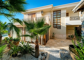 فيلا فاخرة - اطلالة بحر - مسبح خاص - في مركز الانيا 