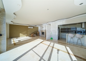 فيلا فاخرة - اطلالة بحر - مسبح خاص - في مركز الانيا 