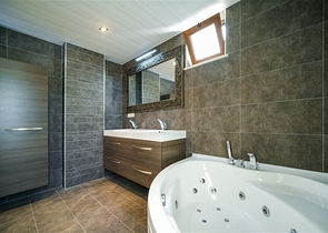 فيلا فاخرة - اطلالة بحر - مسبح خاص - في مركز الانيا 