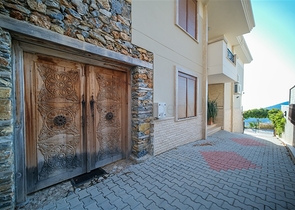 فيلا فاخرة - اطلالة بحر - مسبح خاص - في مركز الانيا 