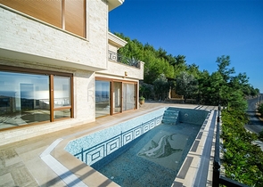 فيلا فاخرة - اطلالة بحر - مسبح خاص - في مركز الانيا 