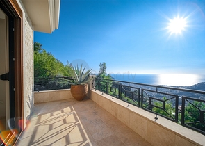 فيلا فاخرة - اطلالة بحر - مسبح خاص - في مركز الانيا 