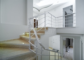 فيلا فاخرة - اطلالة بحر - مسبح خاص - في مركز الانيا 