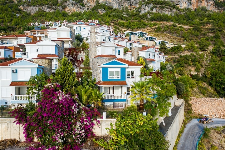 فيلا بسعر مناسب - اطلالة بحر - في مركز الانيا 