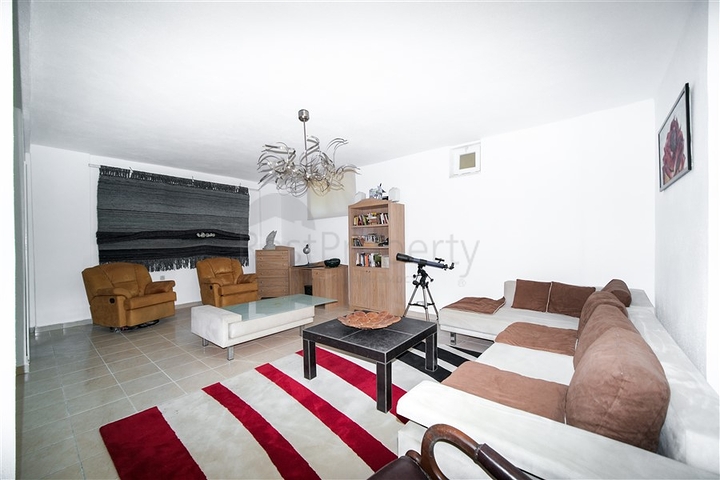 فيلا بسعر مناسب - اطلالة بحر - في مركز الانيا 