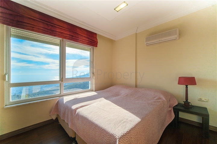 فيلا بسعر مناسب - اطلالة بحر - في مركز الانيا 