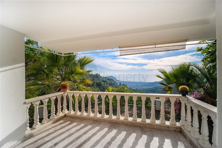 فيلا بسعر مناسب - اطلالة بحر - في مركز الانيا 