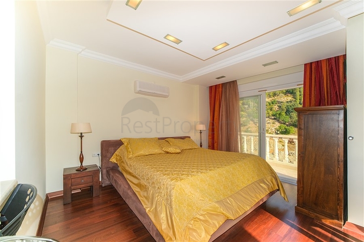 فيلا بسعر مناسب - اطلالة بحر - في مركز الانيا 