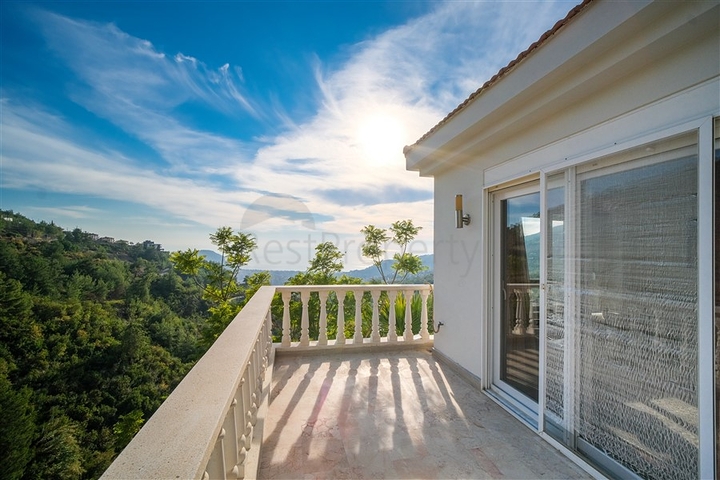 فيلا بسعر مناسب - اطلالة بحر - في مركز الانيا 