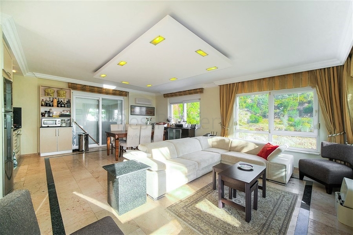 فيلا بسعر مناسب - اطلالة بحر - في مركز الانيا 