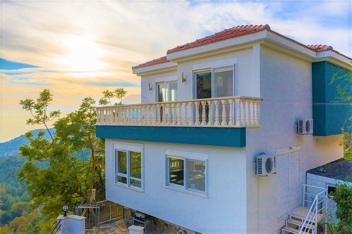 فيلا بسعر مناسب - اطلالة بحر - في مركز الانيا 