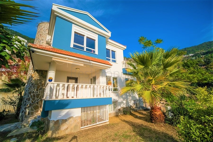 فيلا بسعر مناسب - اطلالة بحر - في مركز الانيا 