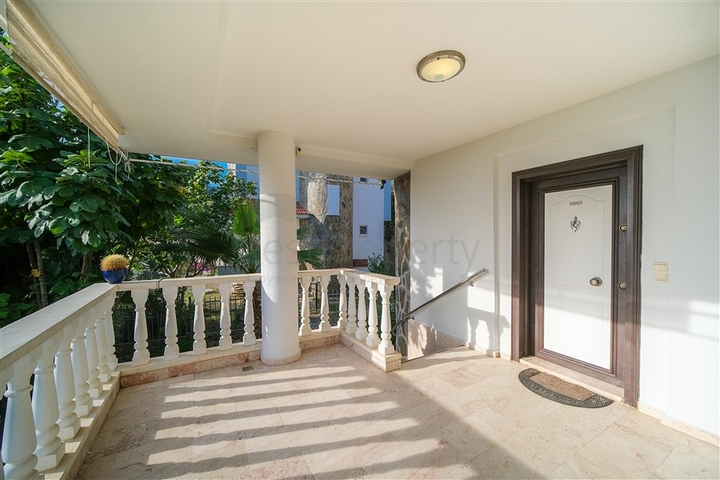 فيلا بسعر مناسب - اطلالة بحر - في مركز الانيا 