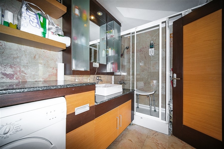 فيلا بسعر مناسب - اطلالة بحر - في مركز الانيا 