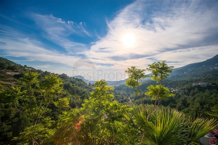 فيلا بسعر مناسب - اطلالة بحر - في مركز الانيا 