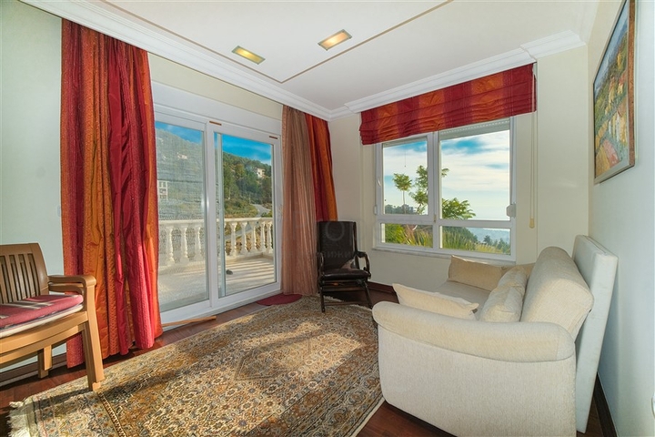 فيلا بسعر مناسب - اطلالة بحر - في مركز الانيا 