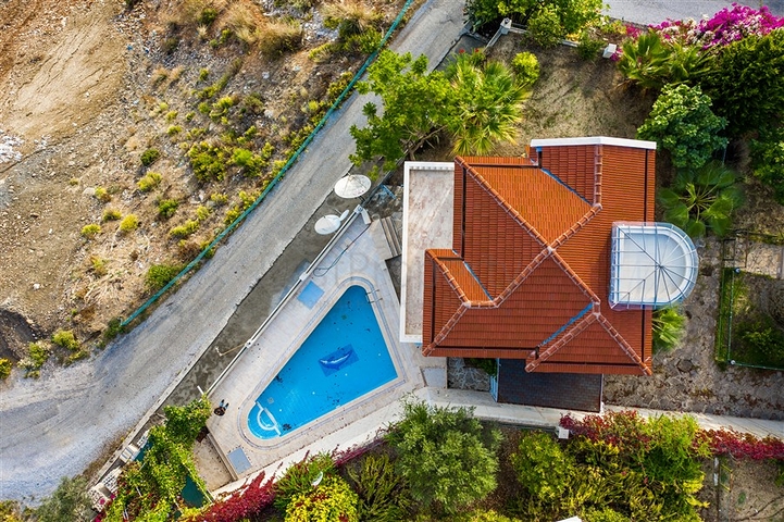 فيلا بسعر مناسب - اطلالة بحر - في مركز الانيا 