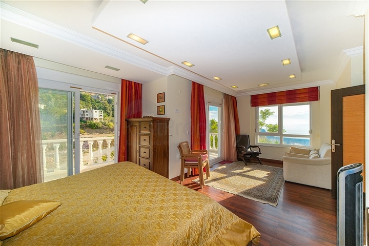 فيلا بسعر مناسب - اطلالة بحر - في مركز الانيا 