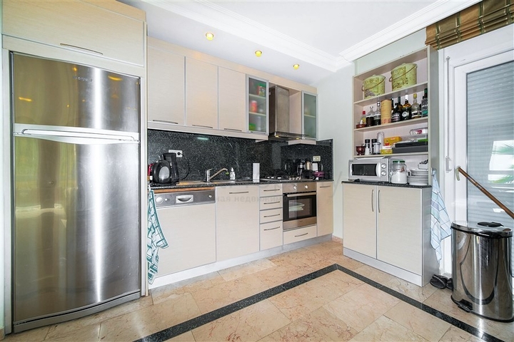 فيلا بسعر مناسب - اطلالة بحر - في مركز الانيا 