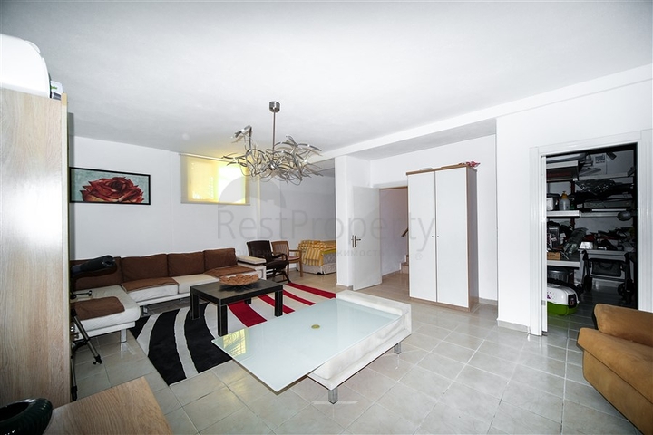 فيلا بسعر مناسب - اطلالة بحر - في مركز الانيا 