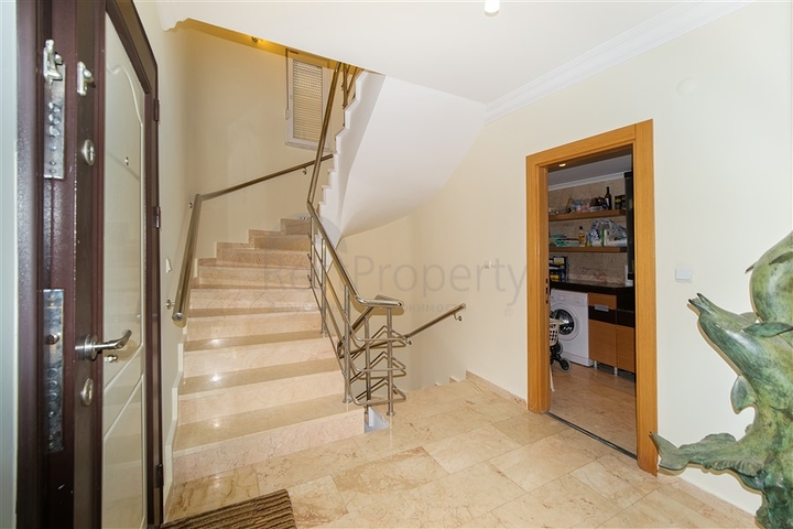 فيلا بسعر مناسب - اطلالة بحر - في مركز الانيا 