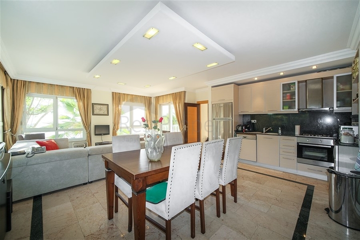 فيلا بسعر مناسب - اطلالة بحر - في مركز الانيا 