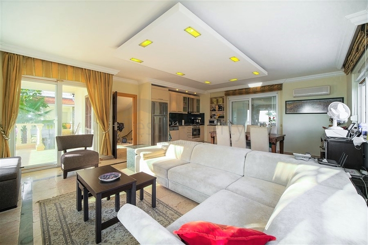 فيلا بسعر مناسب - اطلالة بحر - في مركز الانيا 