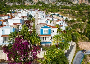 فيلا بسعر مناسب - اطلالة بحر - في مركز الانيا 