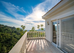 فيلا بسعر مناسب - اطلالة بحر - في مركز الانيا 