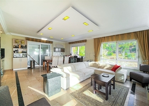 فيلا بسعر مناسب - اطلالة بحر - في مركز الانيا 