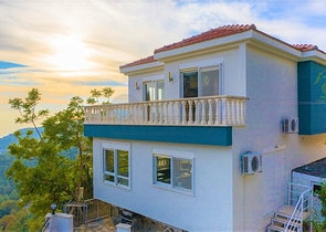 فيلا بسعر مناسب - اطلالة بحر - في مركز الانيا 