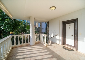 فيلا بسعر مناسب - اطلالة بحر - في مركز الانيا 