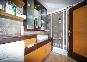 فيلا بسعر مناسب - اطلالة بحر - في مركز الانيا 