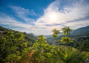 فيلا بسعر مناسب - اطلالة بحر - في مركز الانيا 