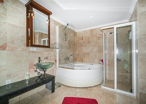 فيلا بسعر مناسب - اطلالة بحر - في مركز الانيا 