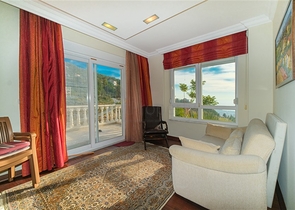 فيلا بسعر مناسب - اطلالة بحر - في مركز الانيا 