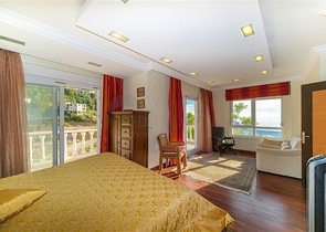 فيلا بسعر مناسب - اطلالة بحر - في مركز الانيا 