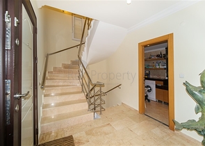 فيلا بسعر مناسب - اطلالة بحر - في مركز الانيا 