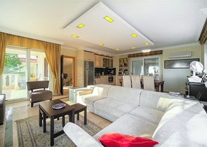 فيلا بسعر مناسب - اطلالة بحر - في مركز الانيا 