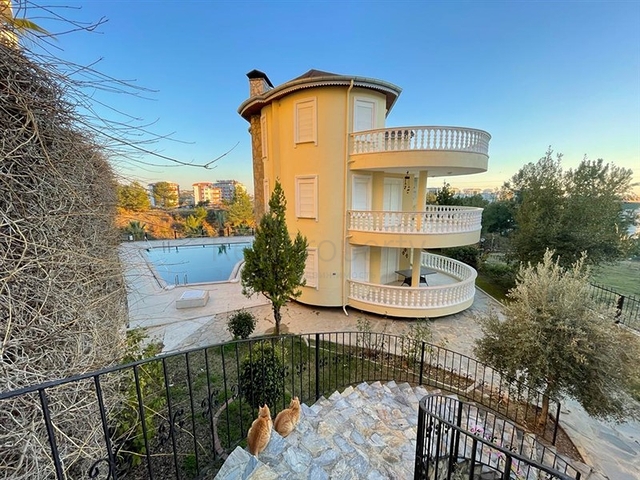 تراس واسع - دوبلكس 3 غرف وصالة - ضمن مجمع سكني - في افسلار / الانيا 