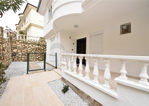 فيلا للبيع العاجل - اطلالة بحر - 3 غرف وصالة مفروشة - في كارجيجاك / الانيا 