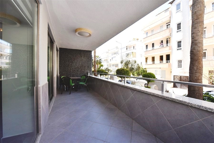 شقة مفروشة 3 غرف وصالة - مجمع بخدمات فاخرة - في اوبا / الانيا 