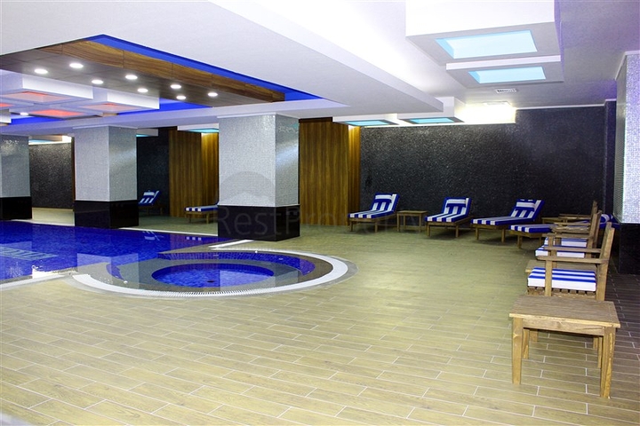 شقة مفروشة 3 غرف وصالة - مجمع بخدمات فاخرة - في اوبا / الانيا 