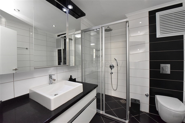 شقة مفروشة 3 غرف وصالة - مجمع بخدمات فاخرة - في اوبا / الانيا 