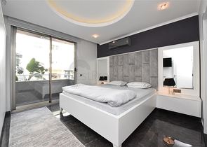 شقة مفروشة 3 غرف وصالة - مجمع بخدمات فاخرة - في اوبا / الانيا 